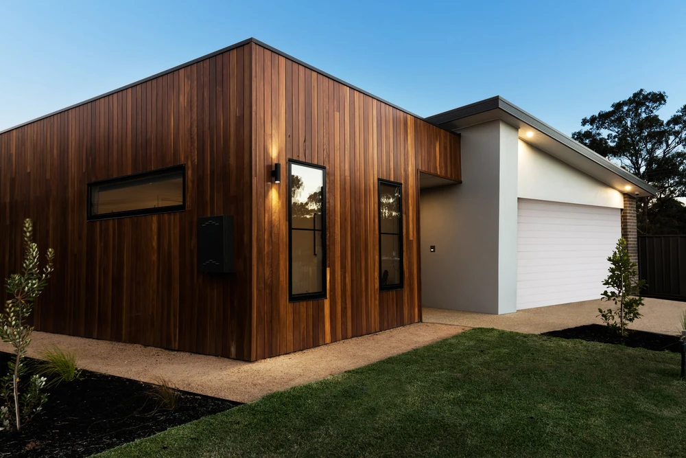 Façade extérieure d'une maison contemporaine au crépuscule avec éclairage architectural