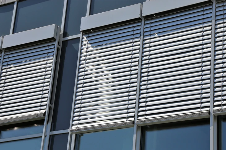 Façade moderne d'immeuble de bureaux avec système de brise-soleil extérieurs horizontaux en aluminium