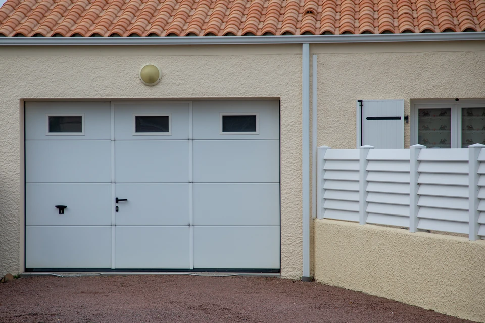 voiture moderne sectionnelle garage blanc entrée design maison privée façade