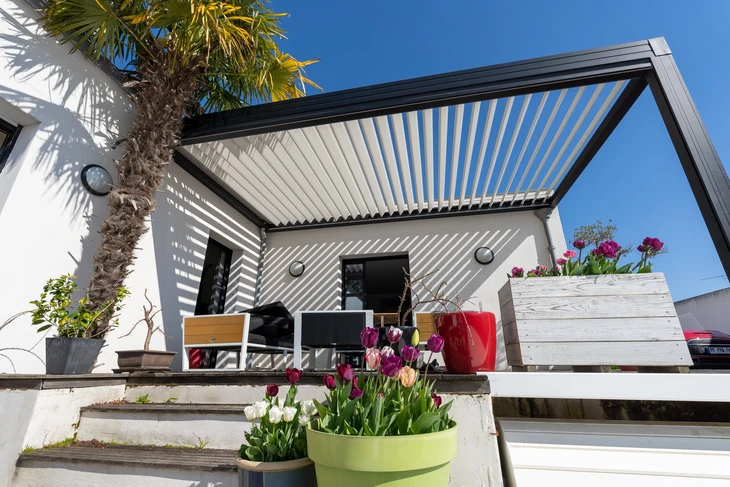 Terrasse moderne avec pergola bioclimatique à lames orientables en aluminium anthracite