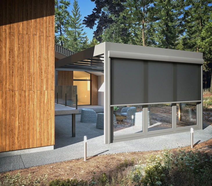 Terrasse extérieure avec pergola en bois ou aluminium équipée d'un store enroulable ou d'une toile de protection solaire beige ou grise tendue au-dessus, créant une zone ombragée sur le mobilier de jardin en dessous. L'image doit clairement montrer le système de store/toile comme élément principal de protection solaire additionnelle à la structure de pergola.