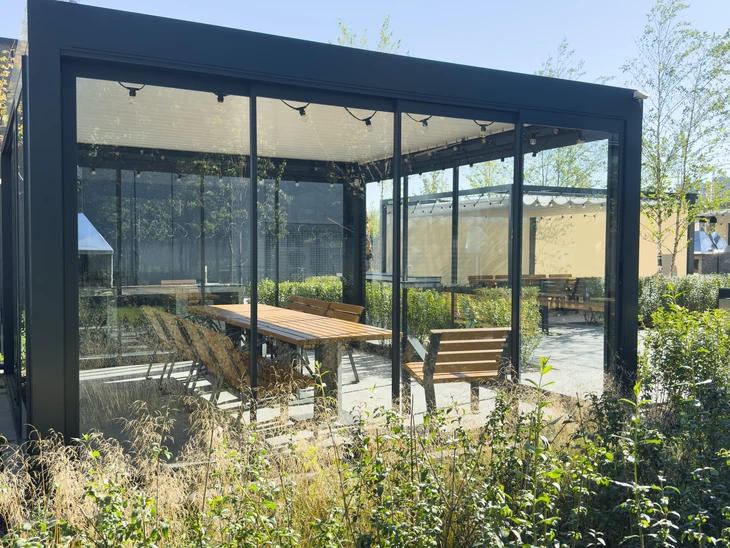 Pergola repliée avec détail de tissu