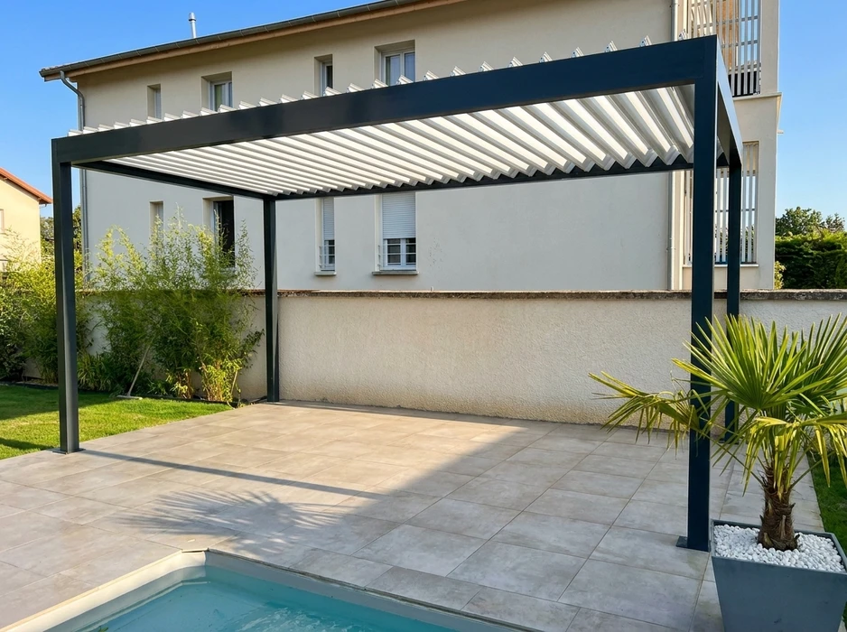 Terrasse couverte avec pergola moderne attenante à une maison résidentielle