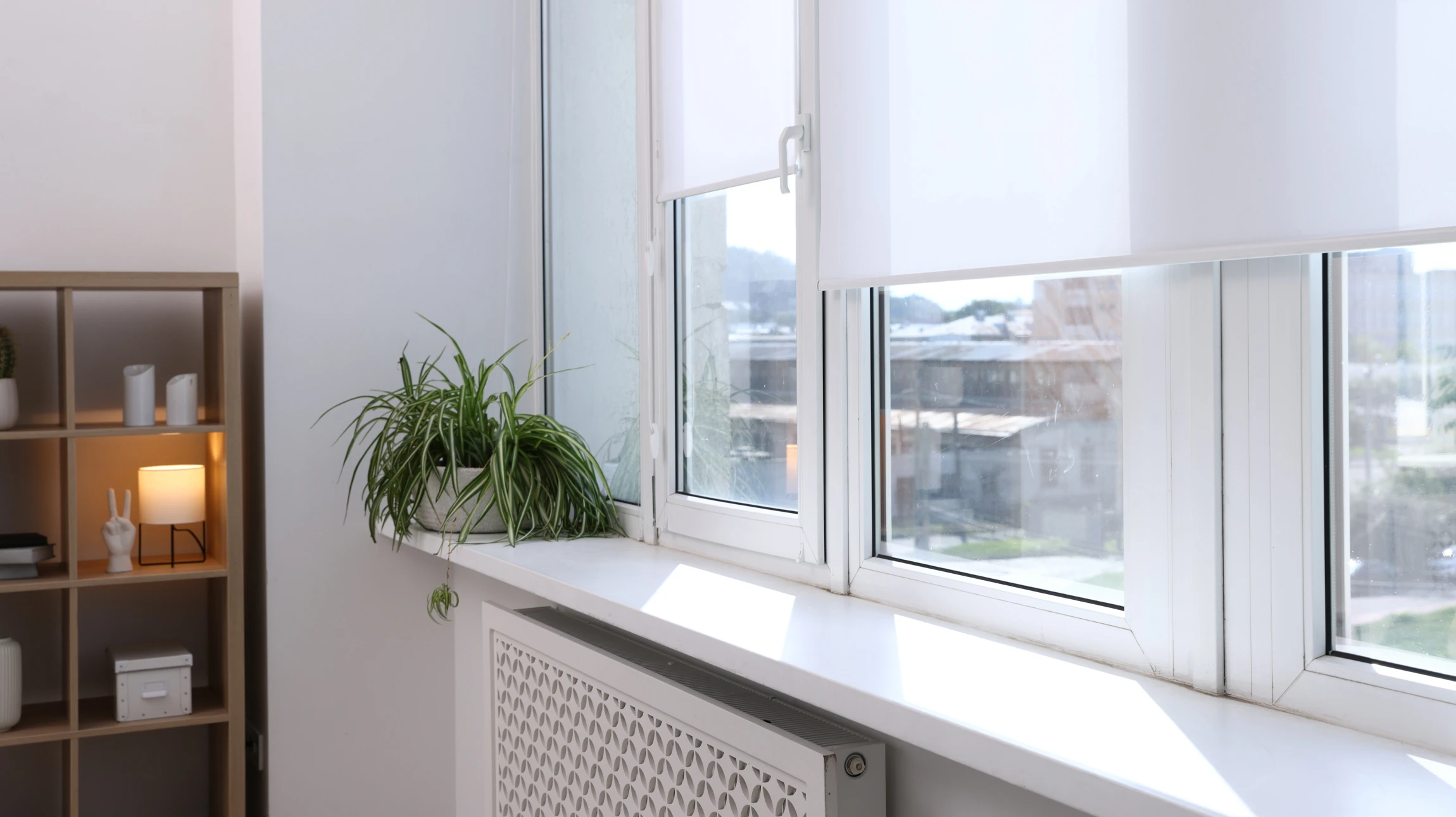 Façade extérieure d'habitation avec fenêtre cintrée ouverte et volets battants en aluminium blanc à lames orientables