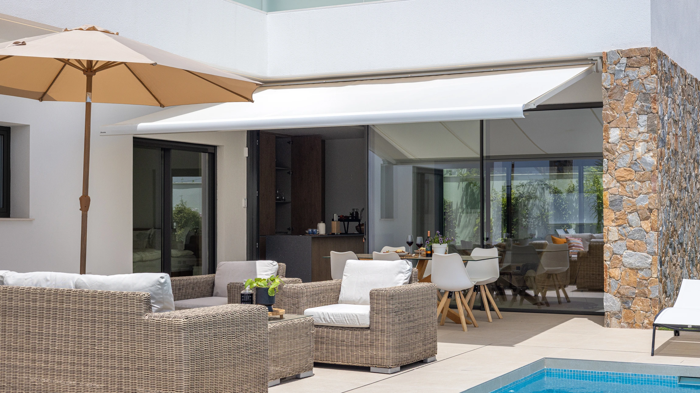 Store banne extérieur déployé sur terrasse privée, vue en contre-plongée