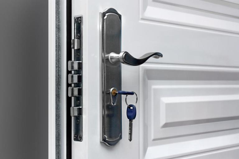 Faut-il poser une porte en PVC à l'entrée de sa maison à Meyzieu ?
